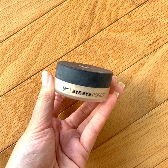 it cosmetics Other - Bye Bye Pores Poreless Finish Airbrush Powder it cosmetics Other - Bye Bye Pores Poreless Finish Airbrush Powder